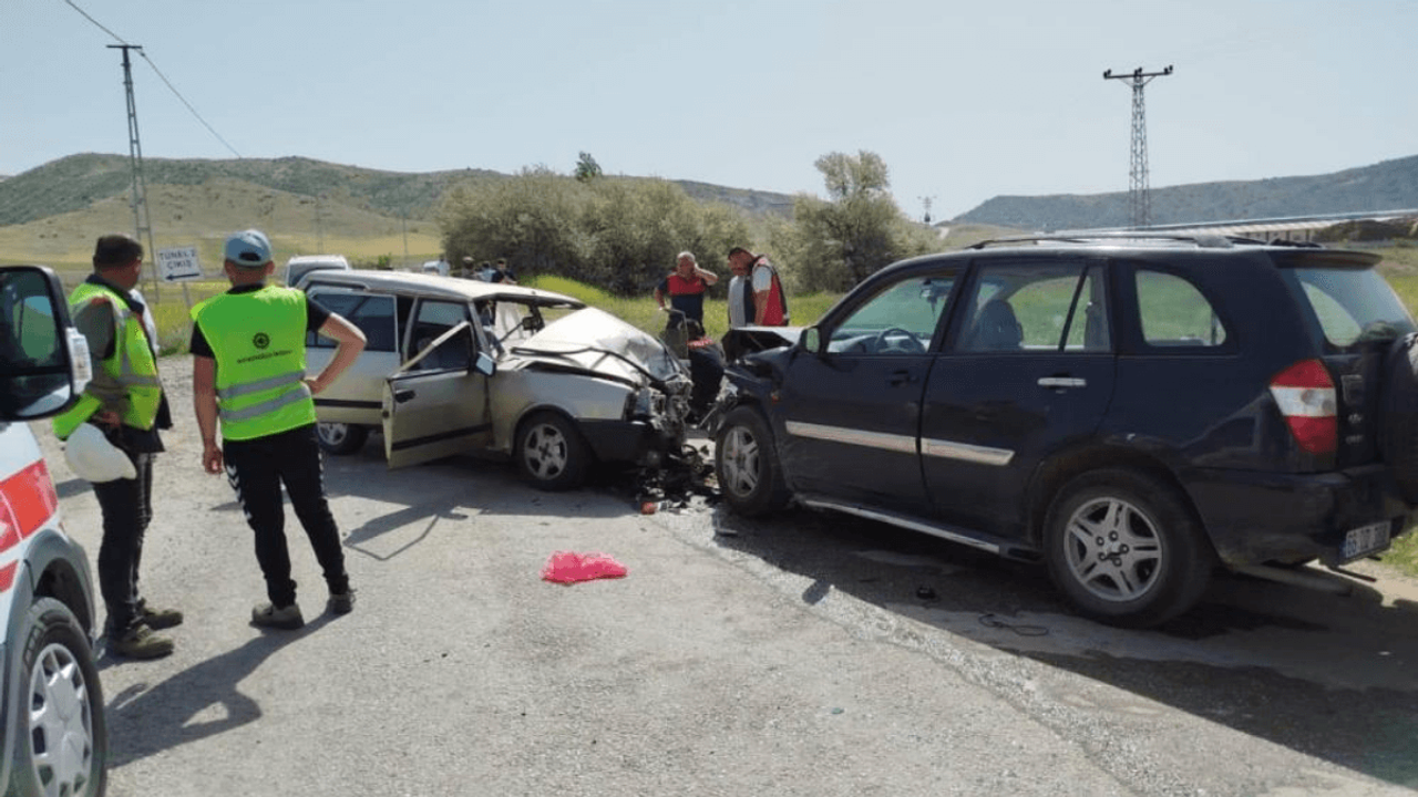 Lüks otomobil ve Tofaş birbirine girdi! Çok sayıda yaralı