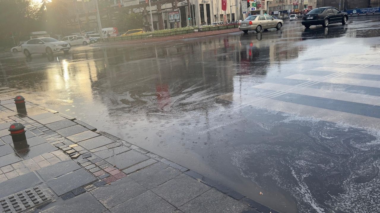 Kayseri yağmura teslim oldu! Yollar doldu taştı