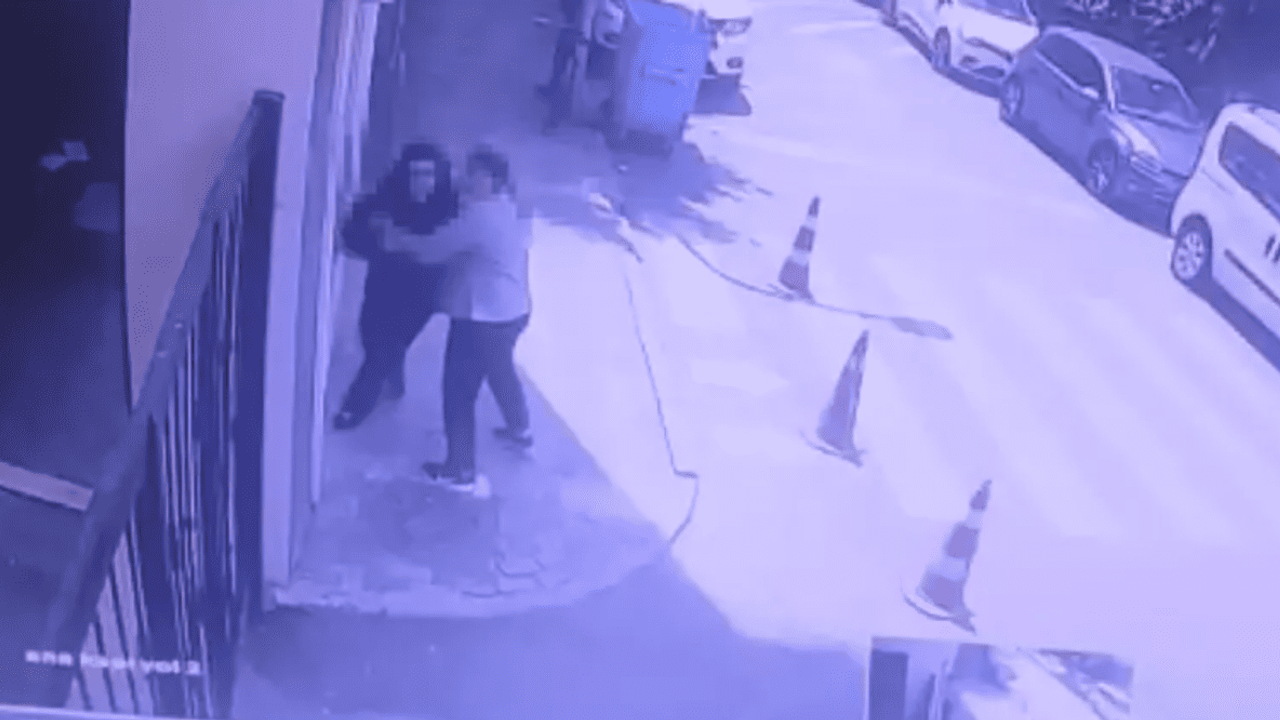 Liseli kız öğrenci arkadaşını tuvalette bıçakladı: Şok eden gerekçe