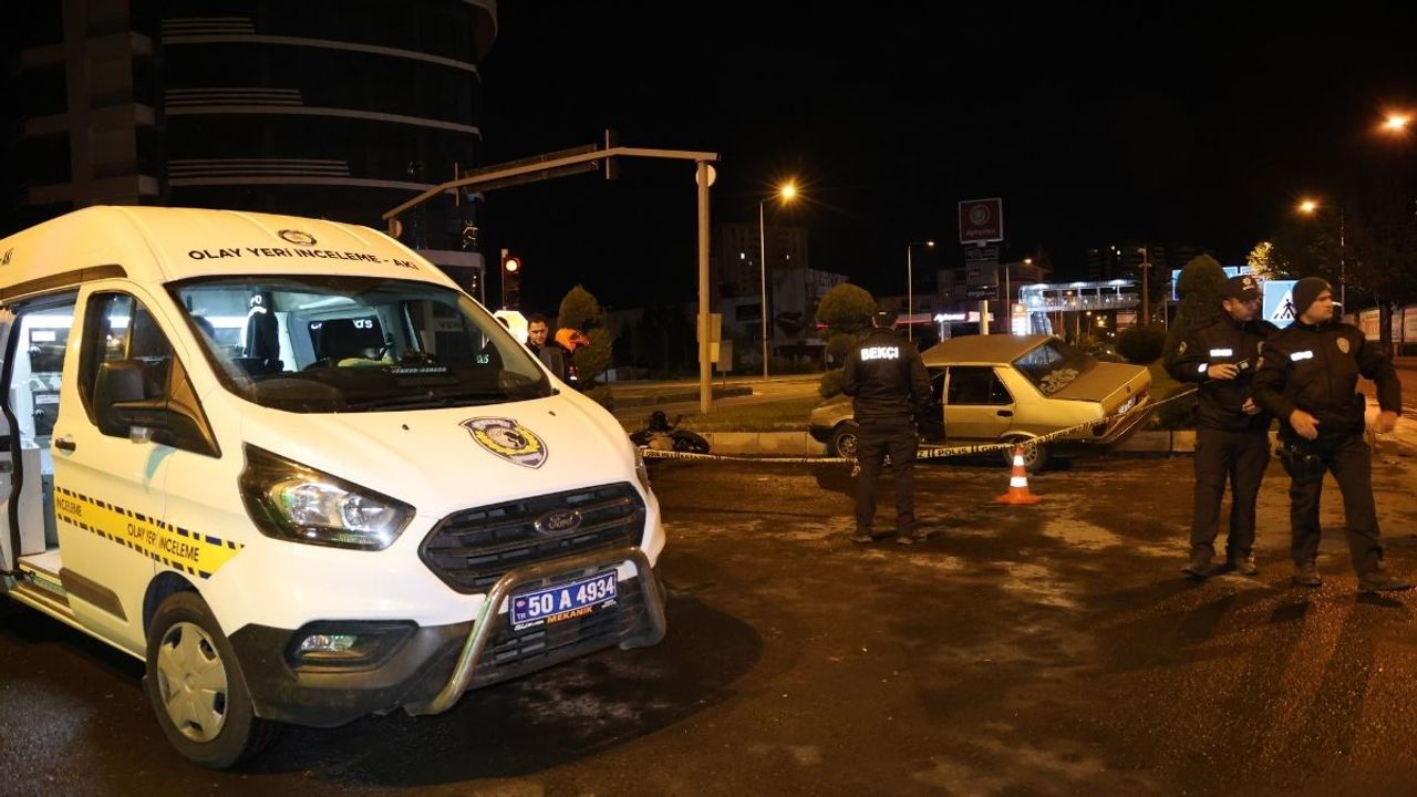 Otomobil ile motosiklet birbirine girdi! Çok sayıda yaralı var
