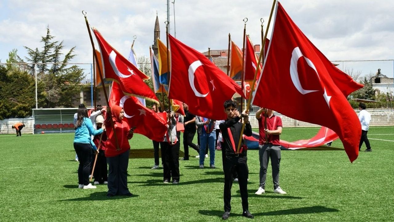 Tomarza'da 19 Mayıs coşkusu: Öğrenciler herkesi hayran bıraktı!