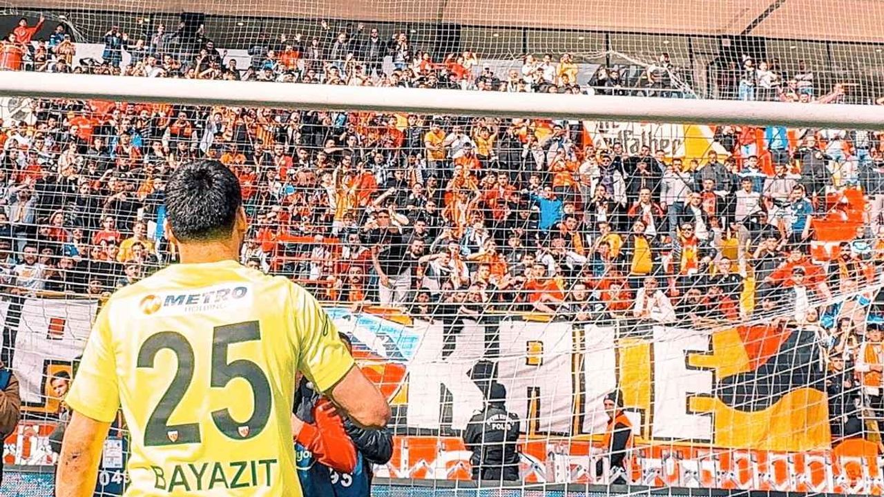 Kayserispor’un kalecisi Bilal Bayazıt’ın yıldızı parlıyor! En iyiler arasında
