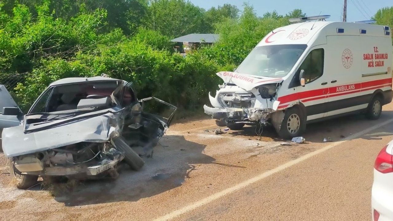 Ambulans ile otomobil çarpıştı! Ölü ve yaralılar var