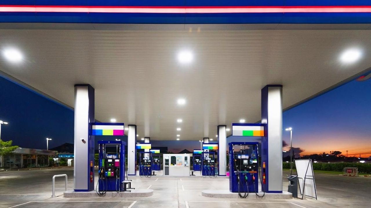Akaryakıt fiyatları bir kez daha değişiyor! Çifte indirim gelecek
