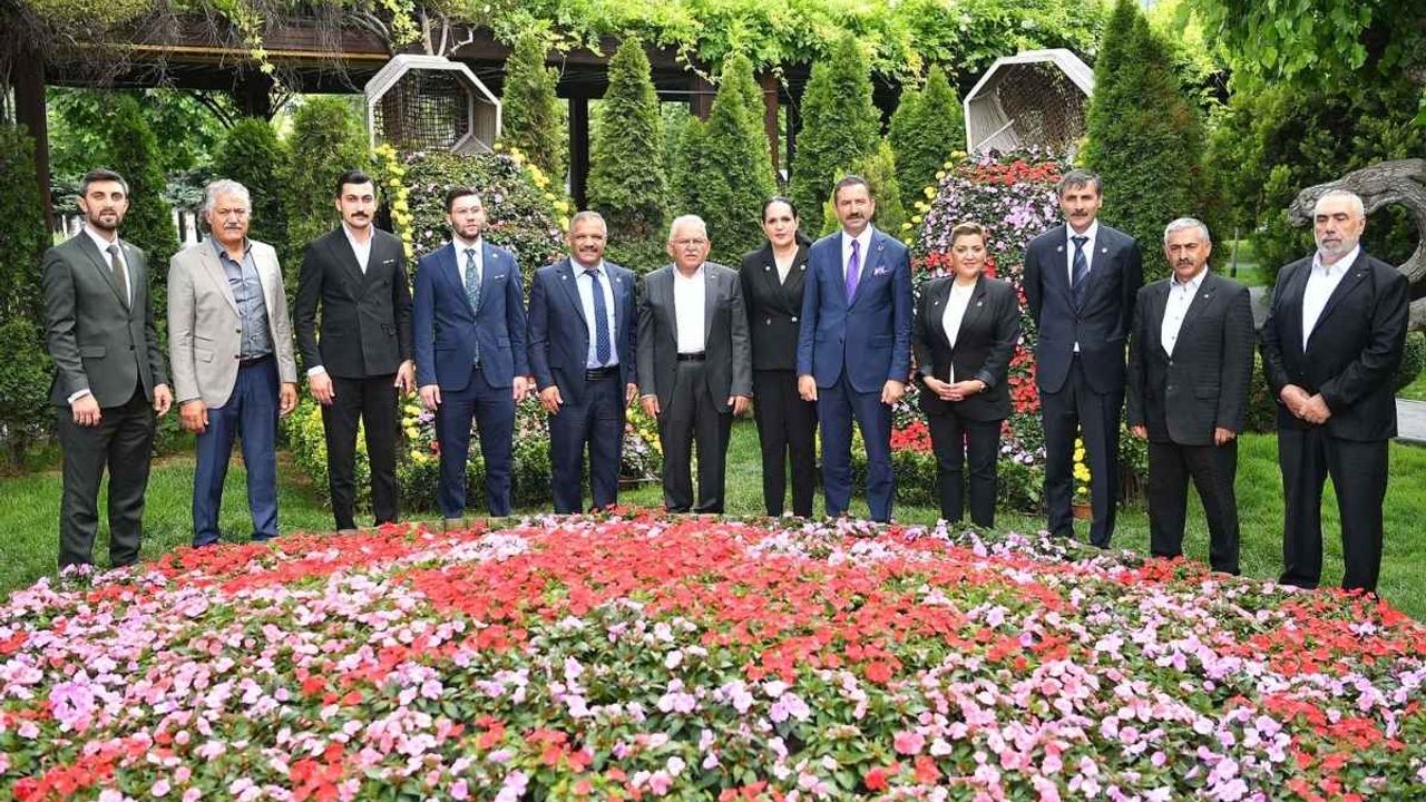 Kayserili gurbetçilerden Başkan Büyükkılıç'a ziyaret! Hayretler içerisinde kaldılar