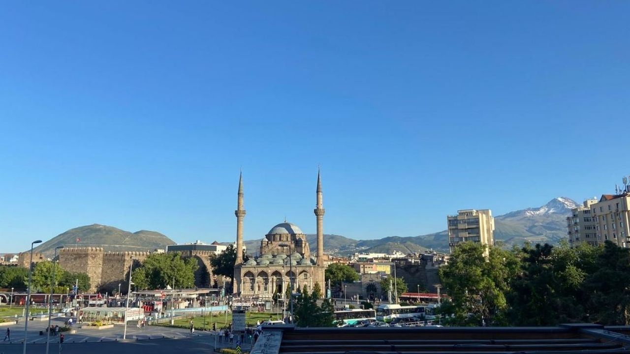Kayseri’nin o ilçesinde kafaları karıştıran hizmet!