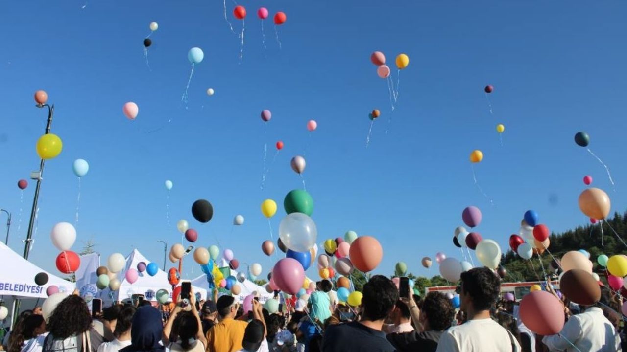 Kayseri’de minik yüreğe büyük destek! Balonlar kanseri yenen Deniz'in zaferi için uçtu!