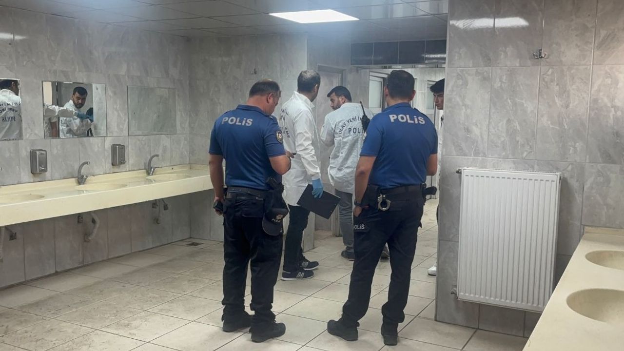 Camide esrarengiz olay! Baygın bulundu, hastanede hayatını kaybetti