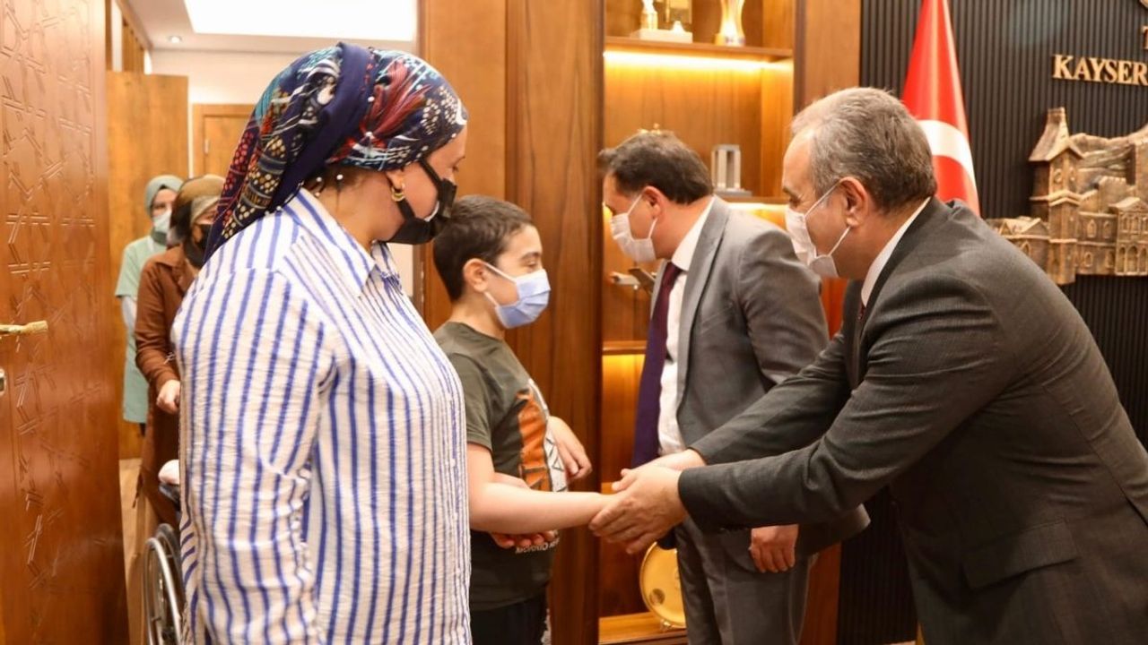 ERÜ'de tedavi gören hastalara Vali Çiçek'ten büyük jest!