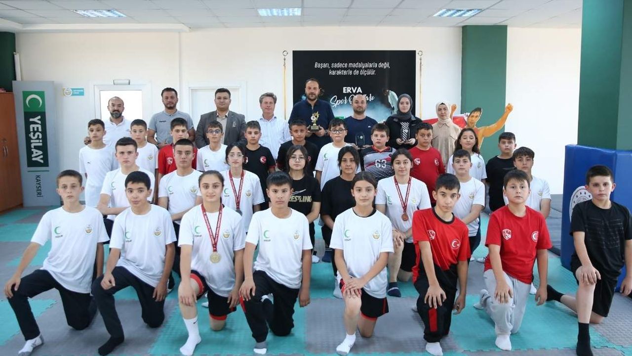 Kayseri'de minik güreşçiler için ödül töreni yapıldı