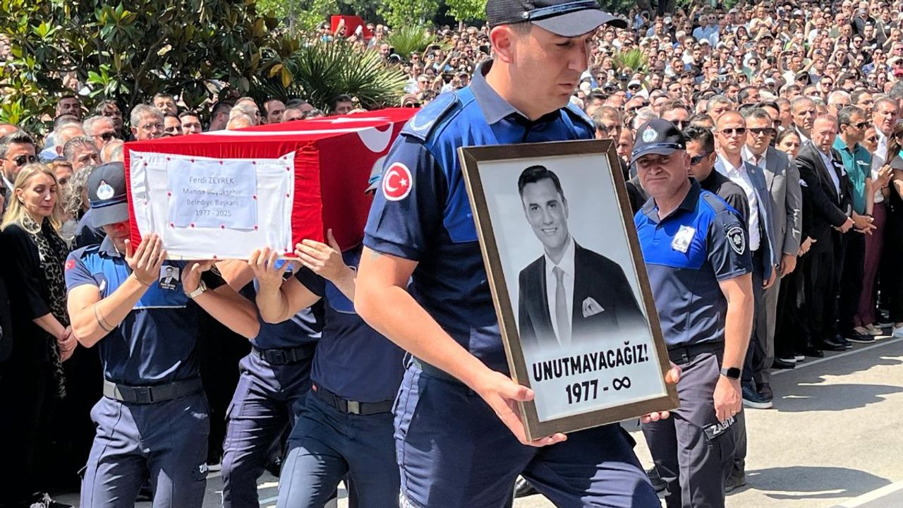 CHP'li Başkan Ferdi Zeyrek son yolculuğuna uğurlandı: Özgür Özel gözyaşlarına hakim olamadı!