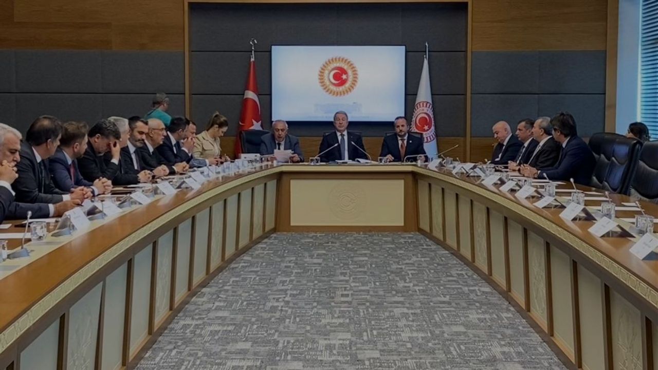 Kayserili Bakan Hulusi Akar, TBMM'de güven tazeledi!