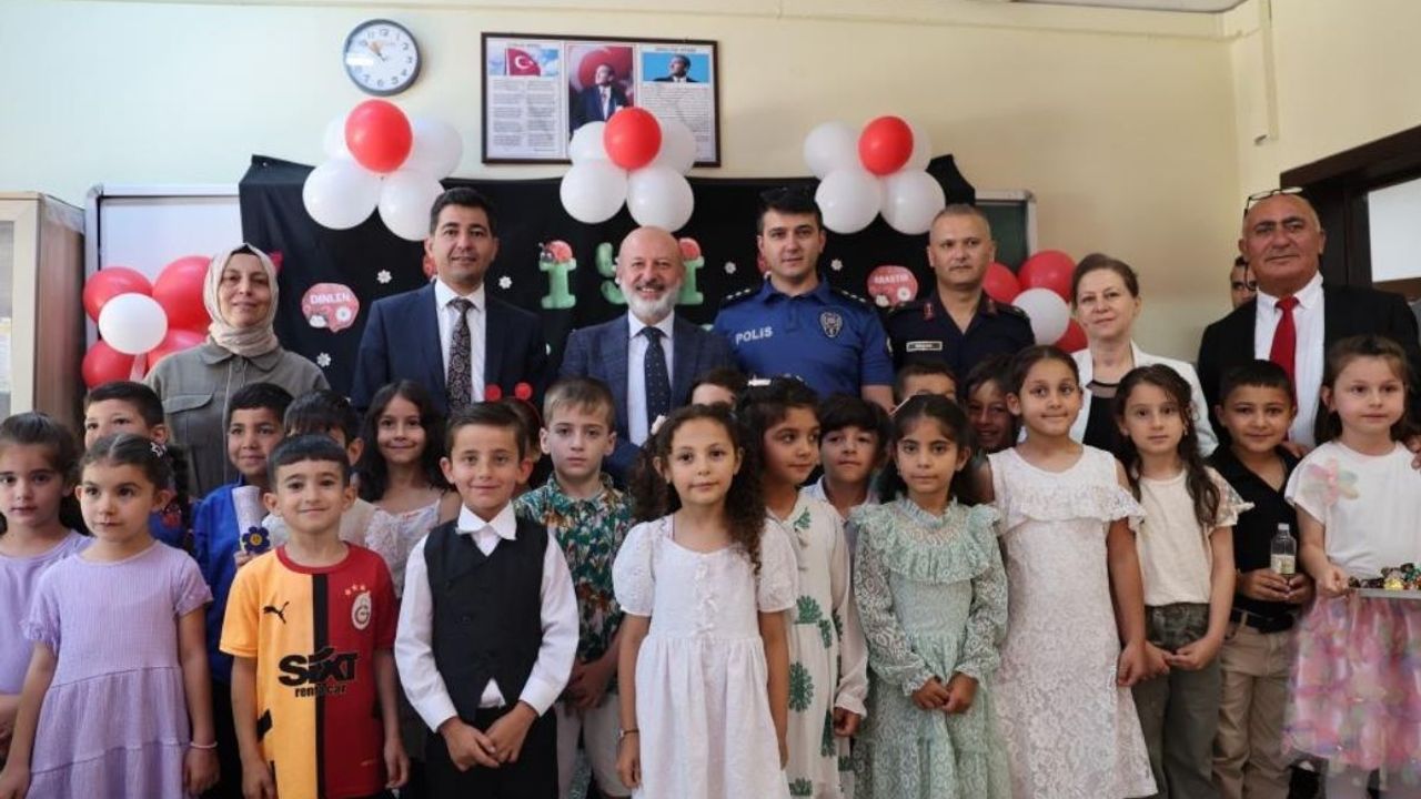 Başkan Çolakbayrakdar karne günü öğrencileri yalnız bırakmadı
