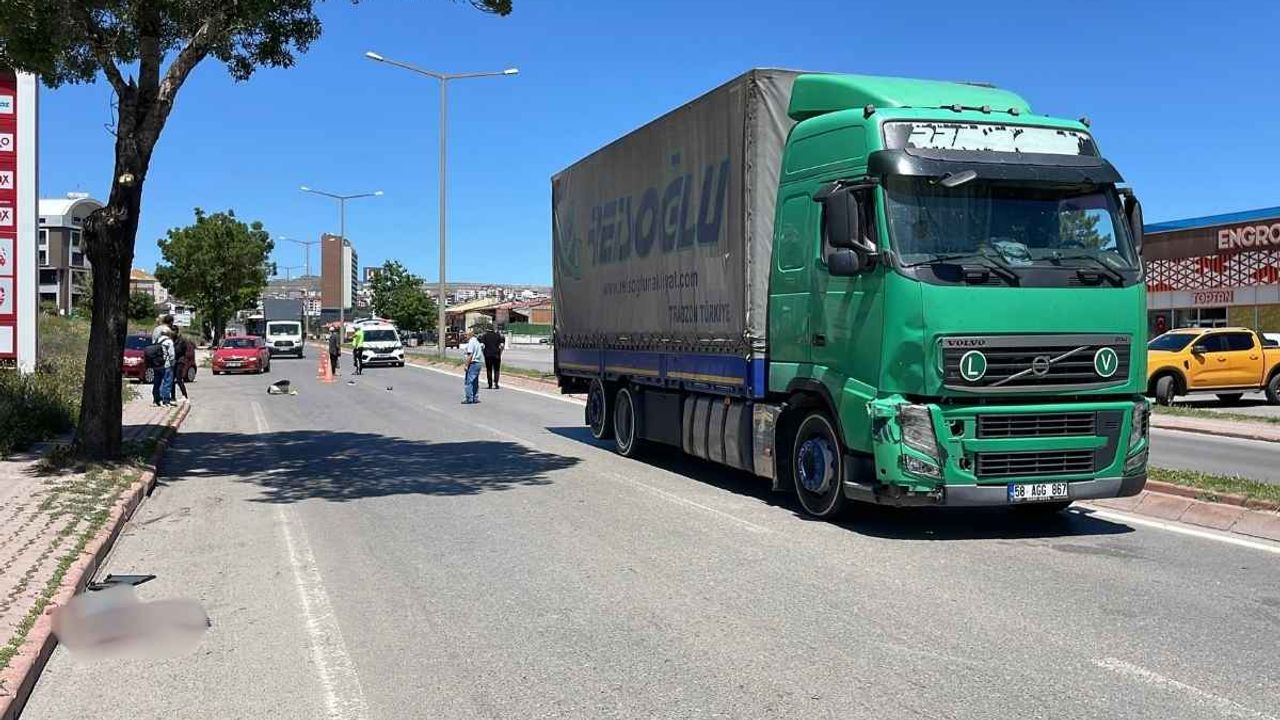 Karşıya geçerken tır çarptı! Metrelerce sürüklenen yaşlı adam feci şekilde can verdi