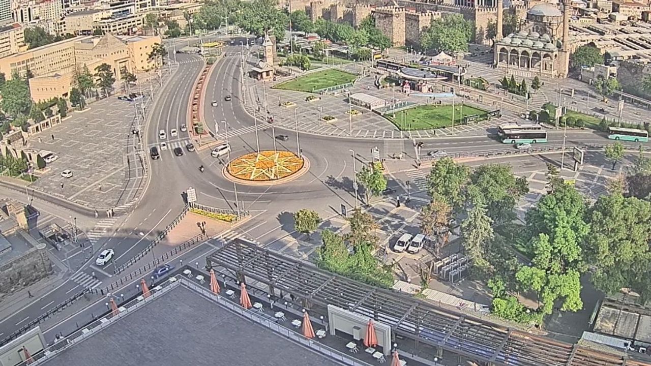 Kayseri'de bayram sessizliği: Cumhuriyet Meydanı boş kaldı