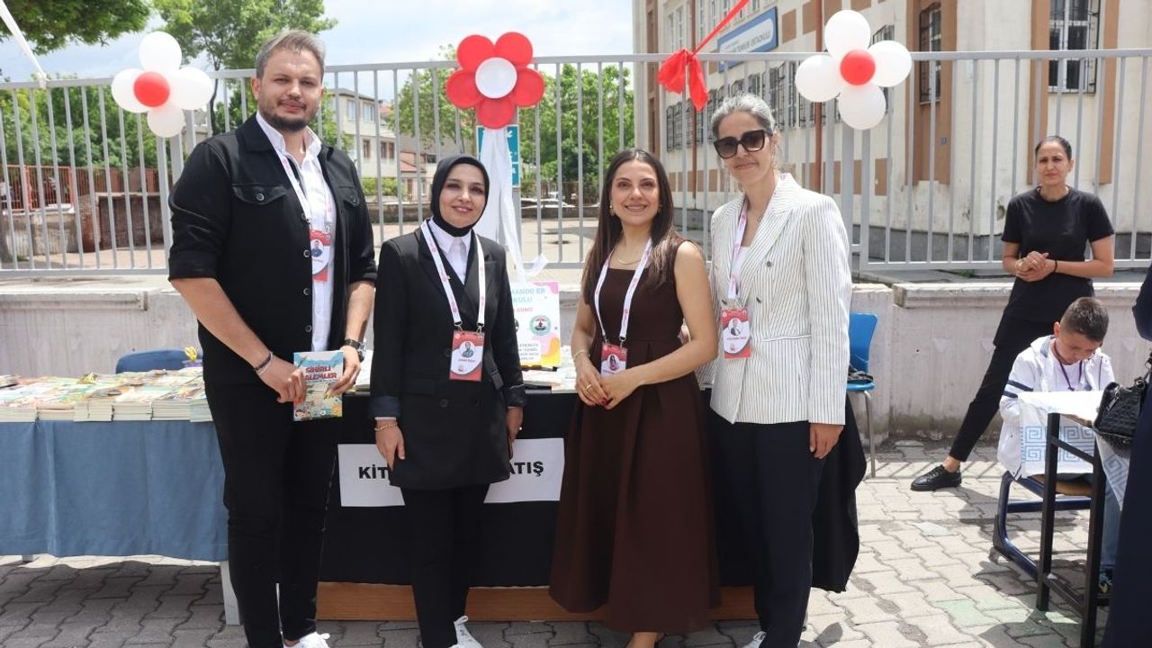 Kayseri'de 100 öğrencinin çıkardığı kitap için imza töreni düzenlendi!