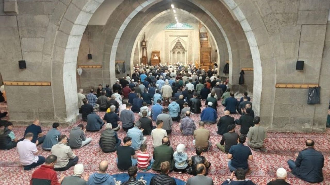 Kayseri'de bayram namazında camiler doldu taştı!