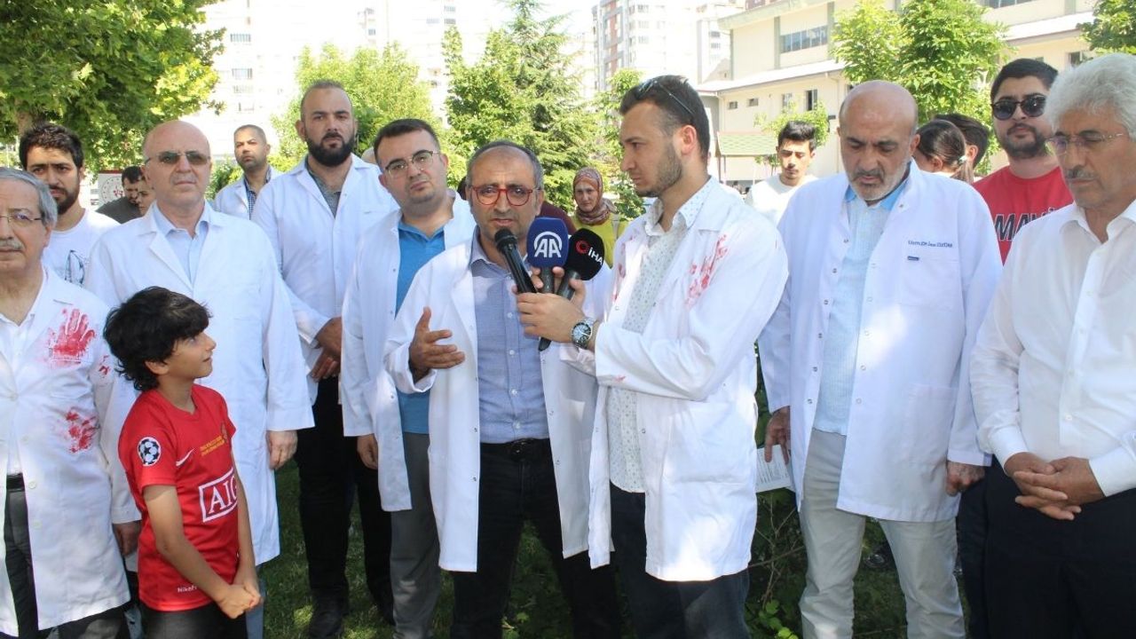 Kayseri'de doktorlardan örnek hareket! Hayatını kaybeden çocuklar için fidan diktiler