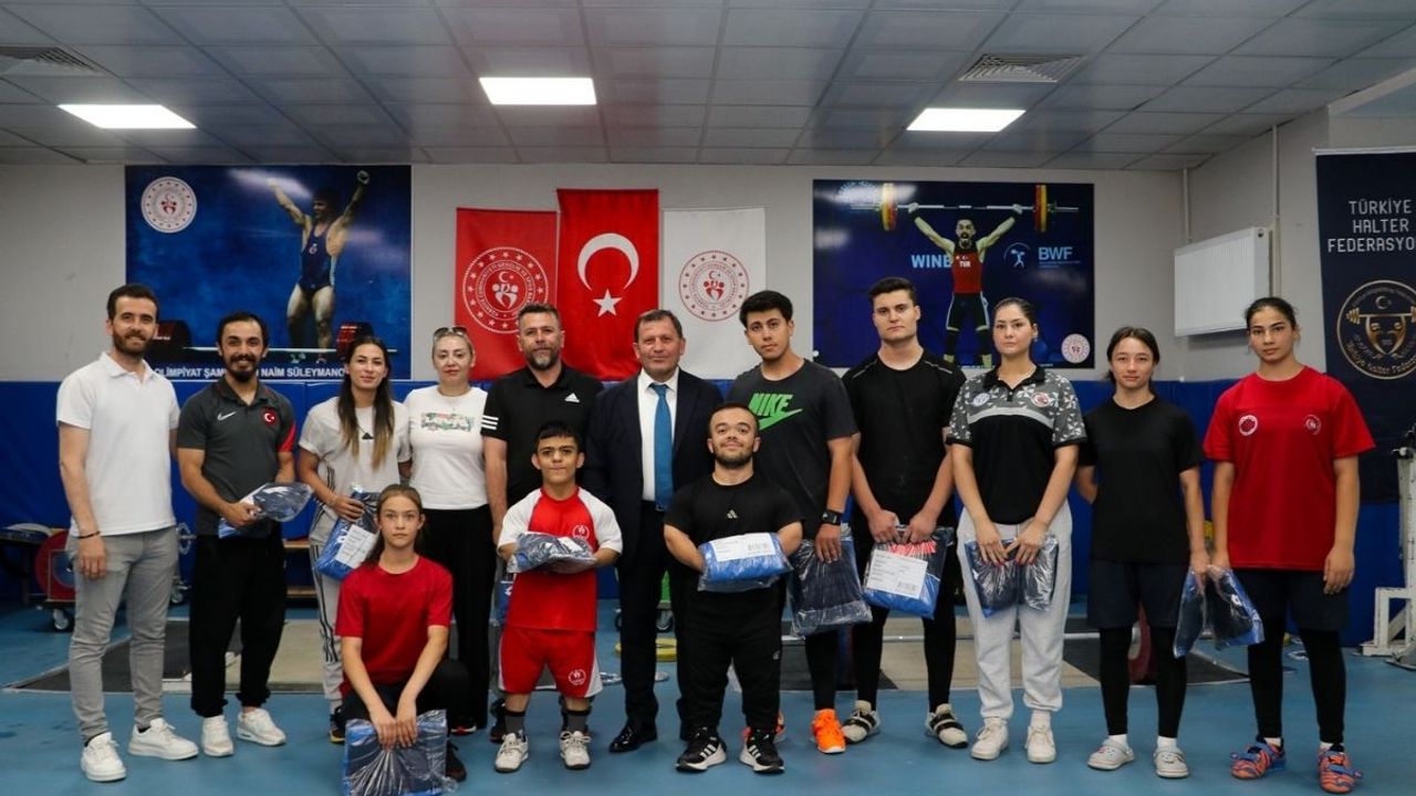 Kayseri'de o sporculara büyük destek! Ekipman dağıtımı yapıldı