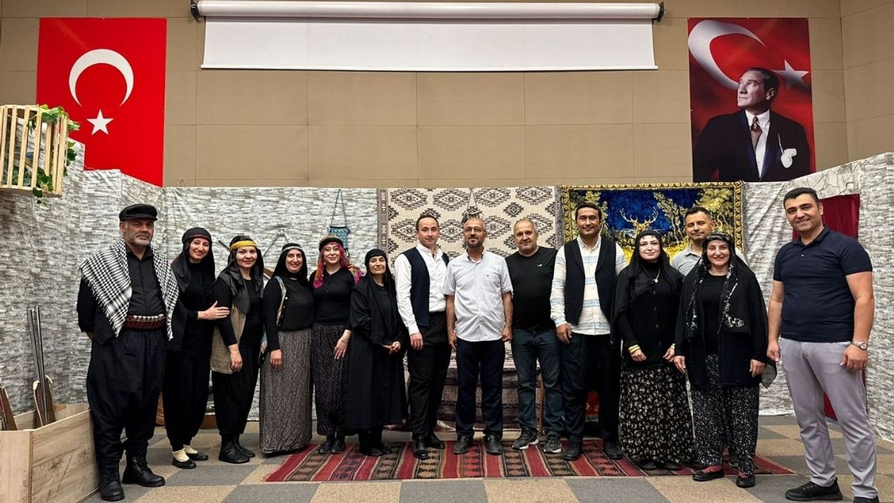 Kayseri'de öğretmenler tiyatro sahnesinde buluştu! Toplumsal sorunlara dikkat çektiler