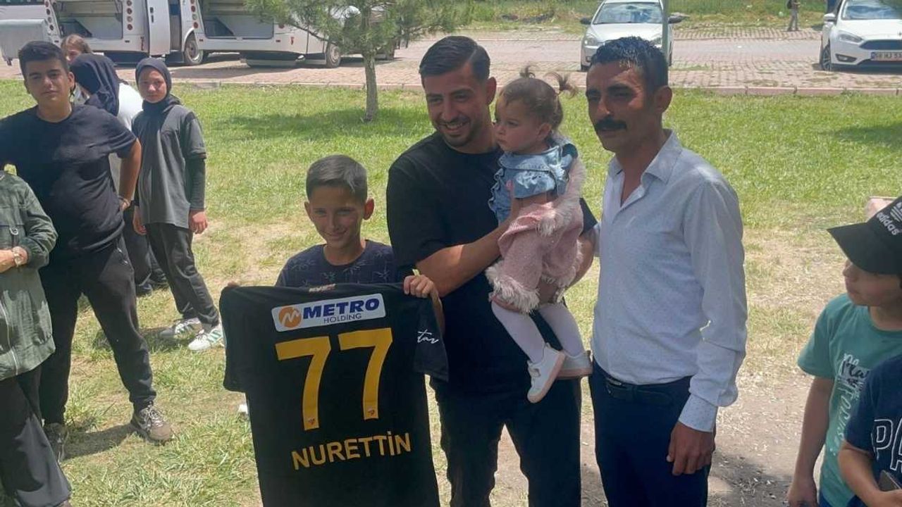 Kayserispor'un genç futbolcusu öğrencilerle buluştu!