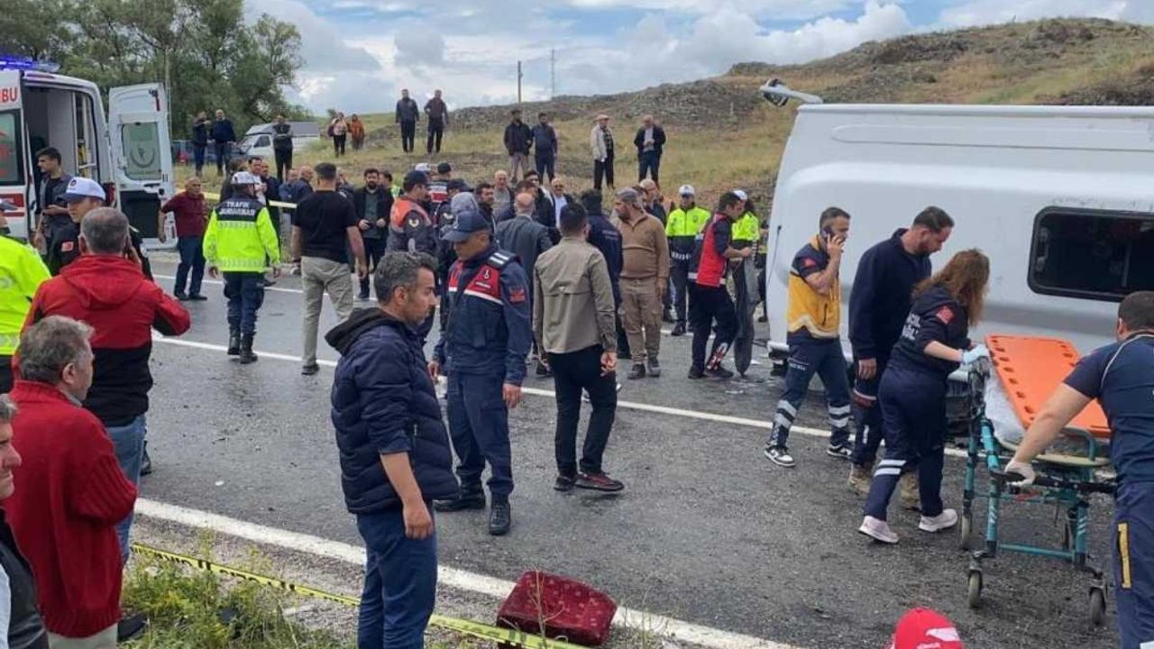 Midibüs devrildi ortalık savaş alanına döndü! 2 ölü, 27 yaralı