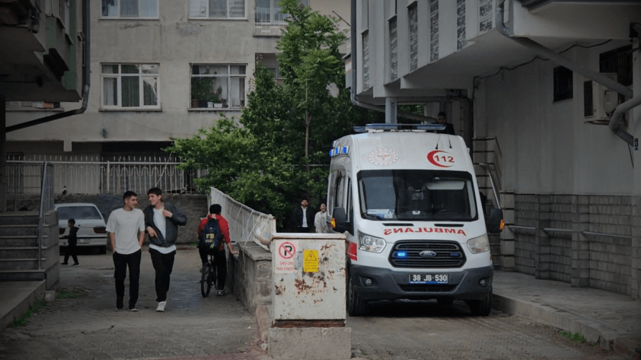 Kayseri'de balkonda düşen yaşlı adam için ekipler seferber oldu!