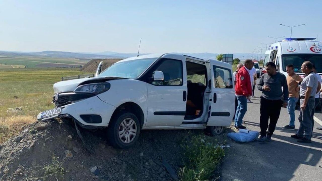 Kayseri yolunda şarampole devrilen araç toprak yığınına saplandı! 4'ü çocuk 7 yaralı