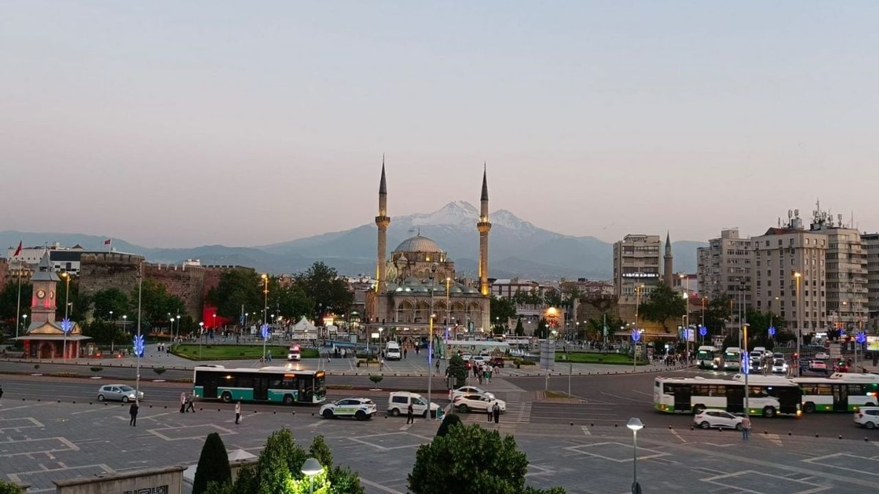 Kayseri turu ünlü oyuncuyu büyüledi! Erciyes Dağı'yla pozu dikkat çekti