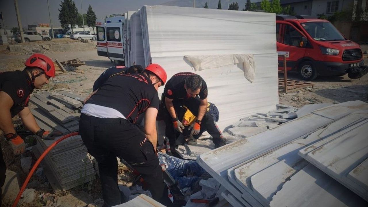 Facia gibi kaza! Mermer bloklar işçilerin üzerine devrildi: 1 ölü