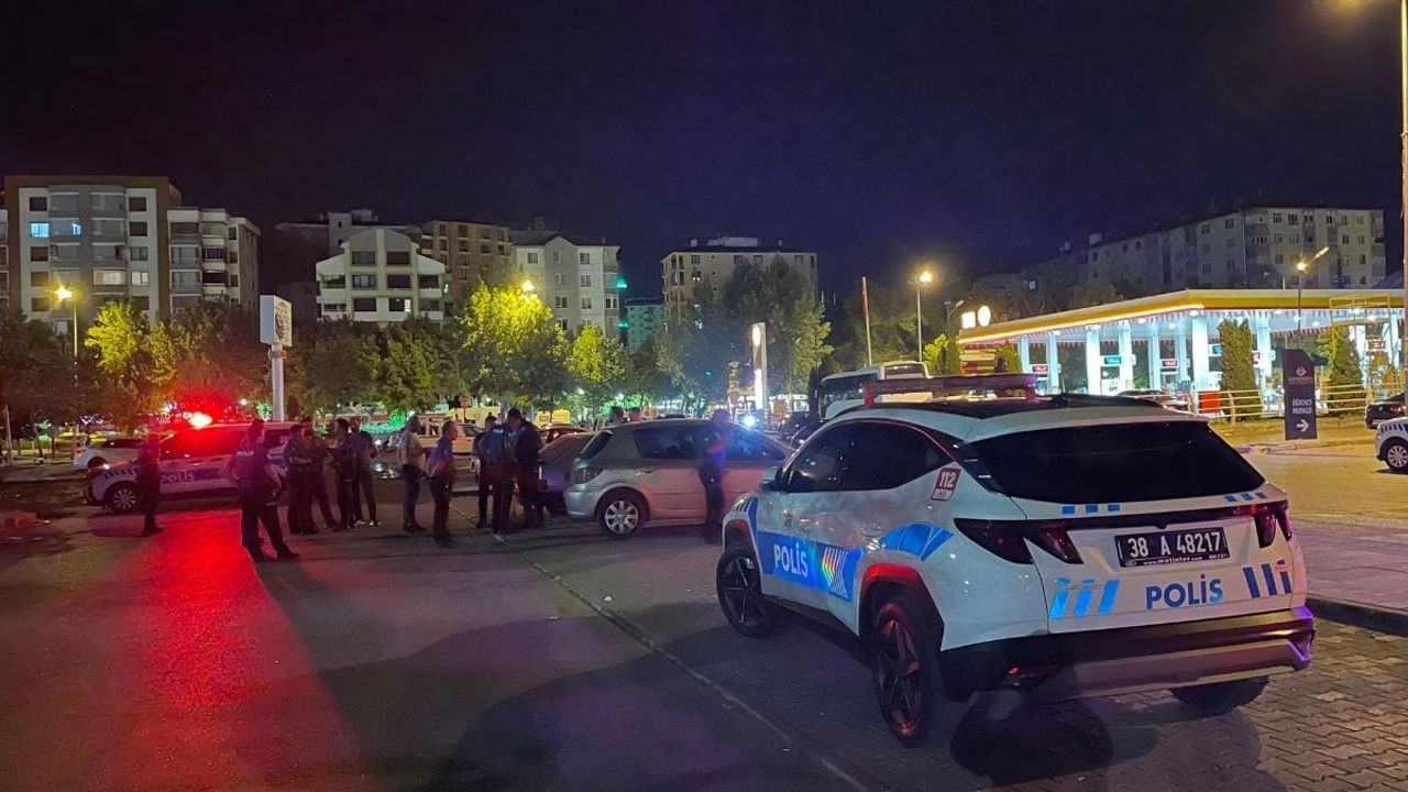 Kayseri’de genç kızların bıçaklı kavgasında kan aktı!