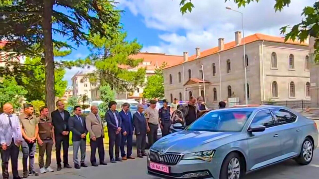 Develi'nin yeni kaymakamı resmen göreve başladı! Bakın nasıl karşılandı