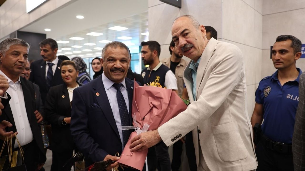 Kayseri protokolünden, tatile gelen gurbetçilere çiçekli karşılama!