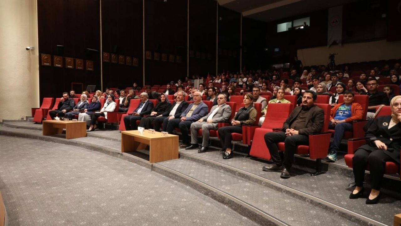 Melikgazi Belediyesi'nden dikkat çeken program: Kızıl Elma Neresidir?