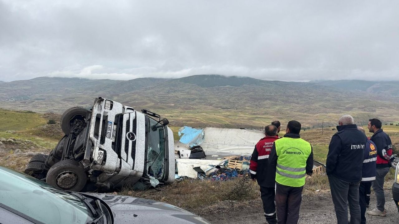 Meyve yüklü tır devrildi! Yaralı hastaneye kaldırıldı