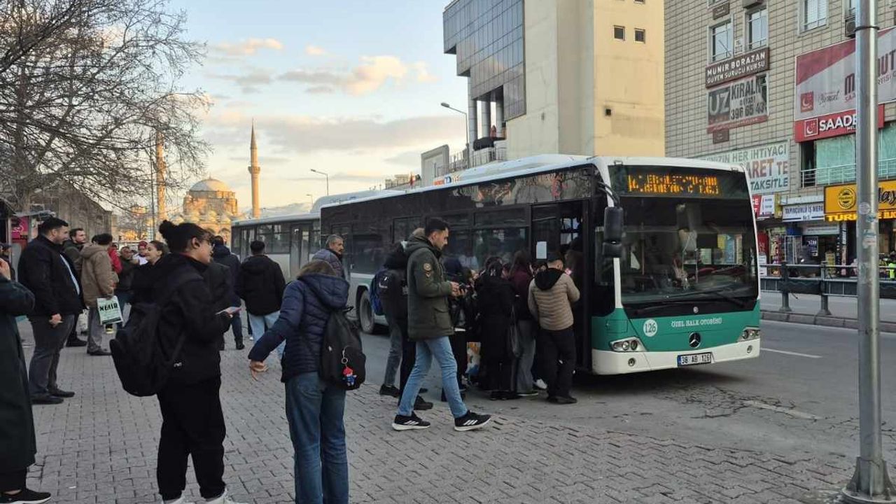 Kayseri'de ulaşım çilesi: 10 dakikalık yol yarım saat sürüyor