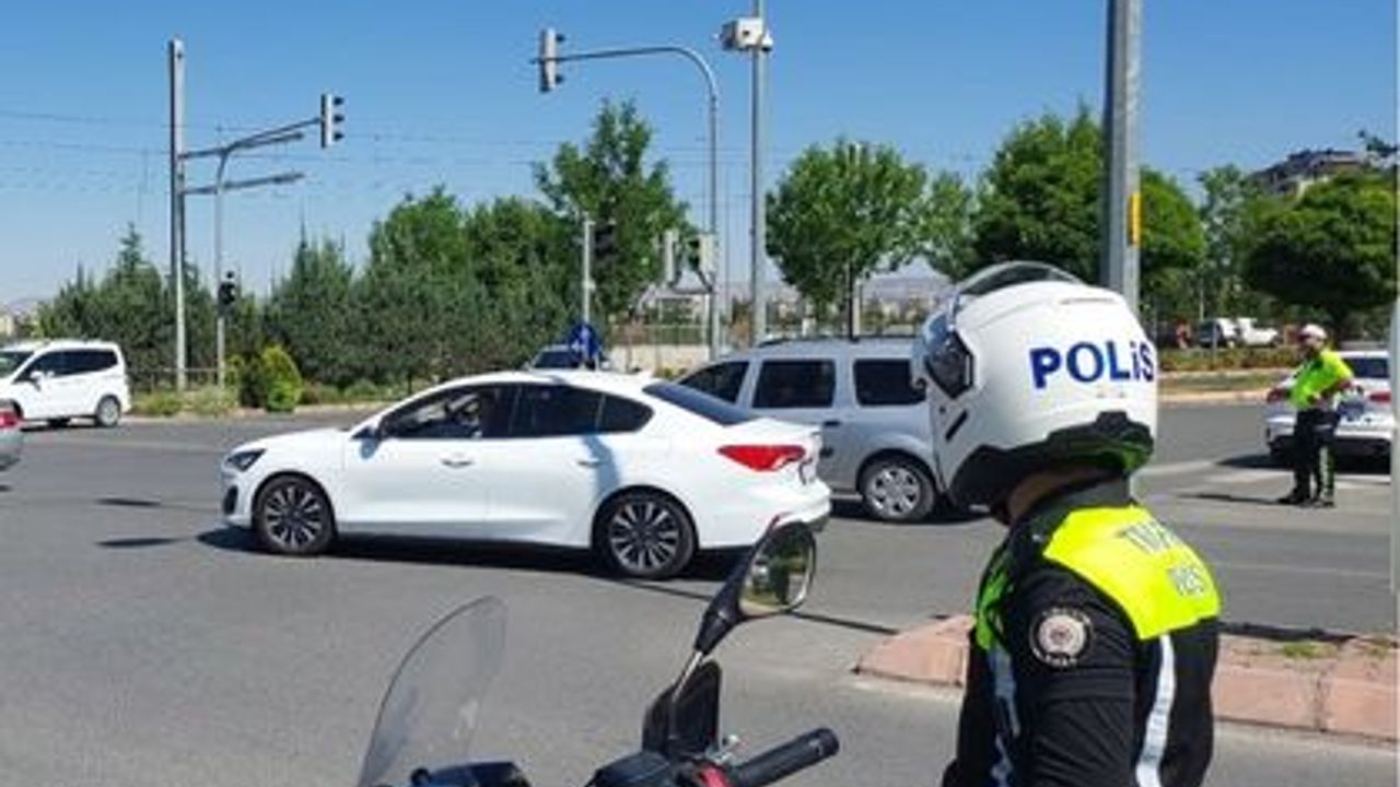 Kayseri'de sınava geç kalan öğrencilerin imdadına 'şahinler' yetişti!