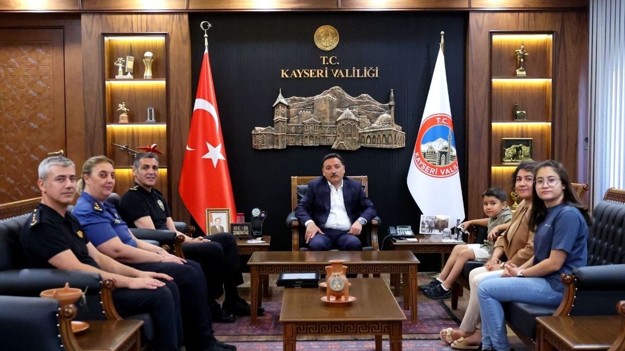Kayseri Valisi, şehit ailesini makamında ağırladı!