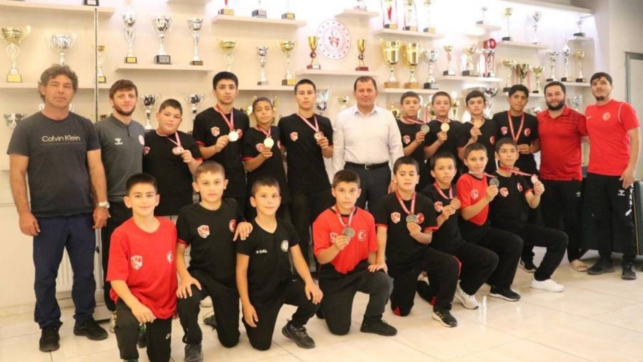 Kayserili sporcuların büyük başarısı! Altın madalyalarla döndüler