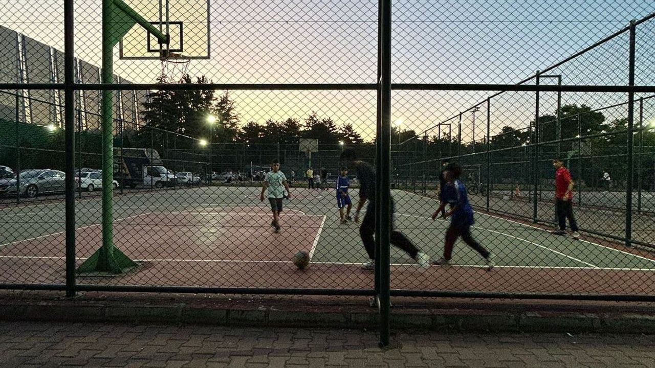 Sümer Spor Tesisi’nde Futbol Oynayacak Yer Bulamayan Çocuklar Basket Sahasına Yöneliyor