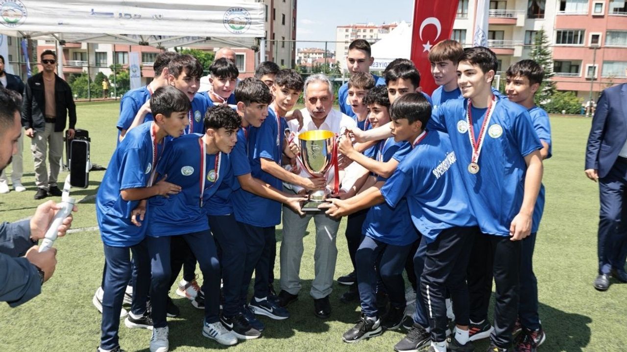 Talas Belediyesi'nden müjde: Ücretsiz futbol okulu başlıyor!