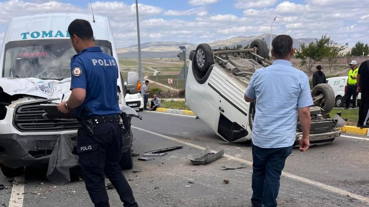 Tomarza'da faciadan dönüldü: Otobüs ile kafa kafaya çarpıştı!