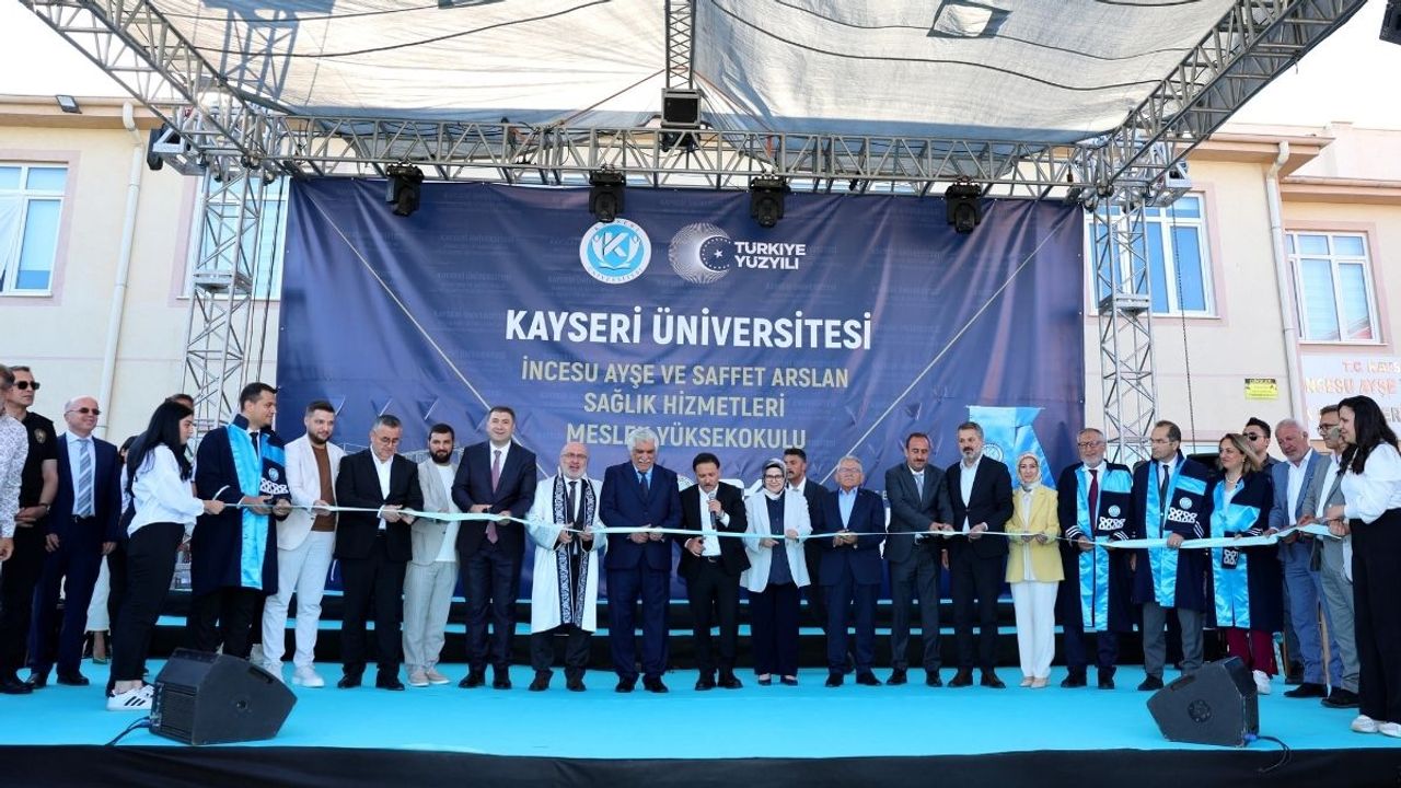 Vali Gökmen Çiçek Kayseri Üniversitesi'nde mezuniyet törenine katıldı!