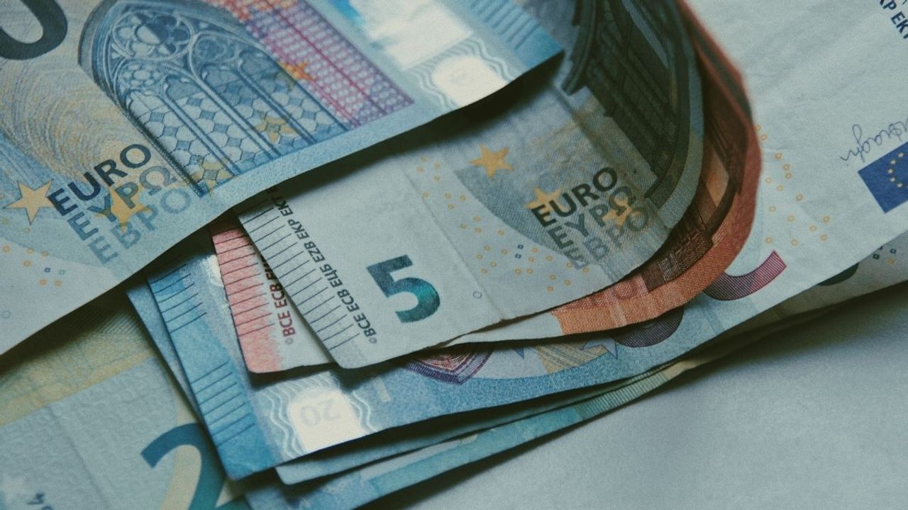 Yatırımcılar dikkat! Dolar ve Euro haftaya yükselişle başladı