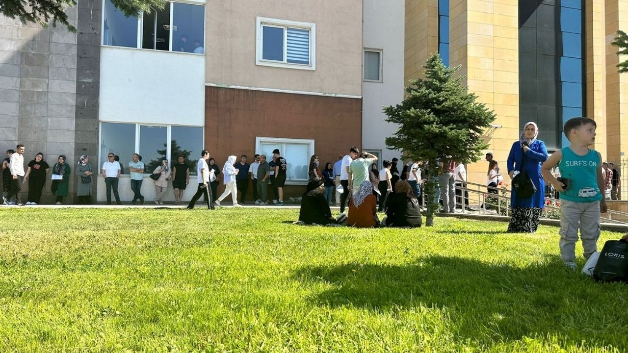 Kayseri'de nefesler tutuldu: Aileler okul bahçelerini doldurdu!