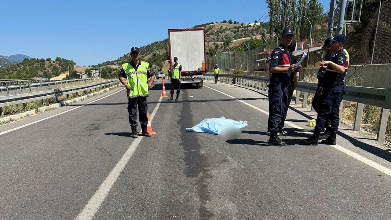 Yol kenarında yürürken tır çarptı! 70 yaşındaki kadından acı haber geldi