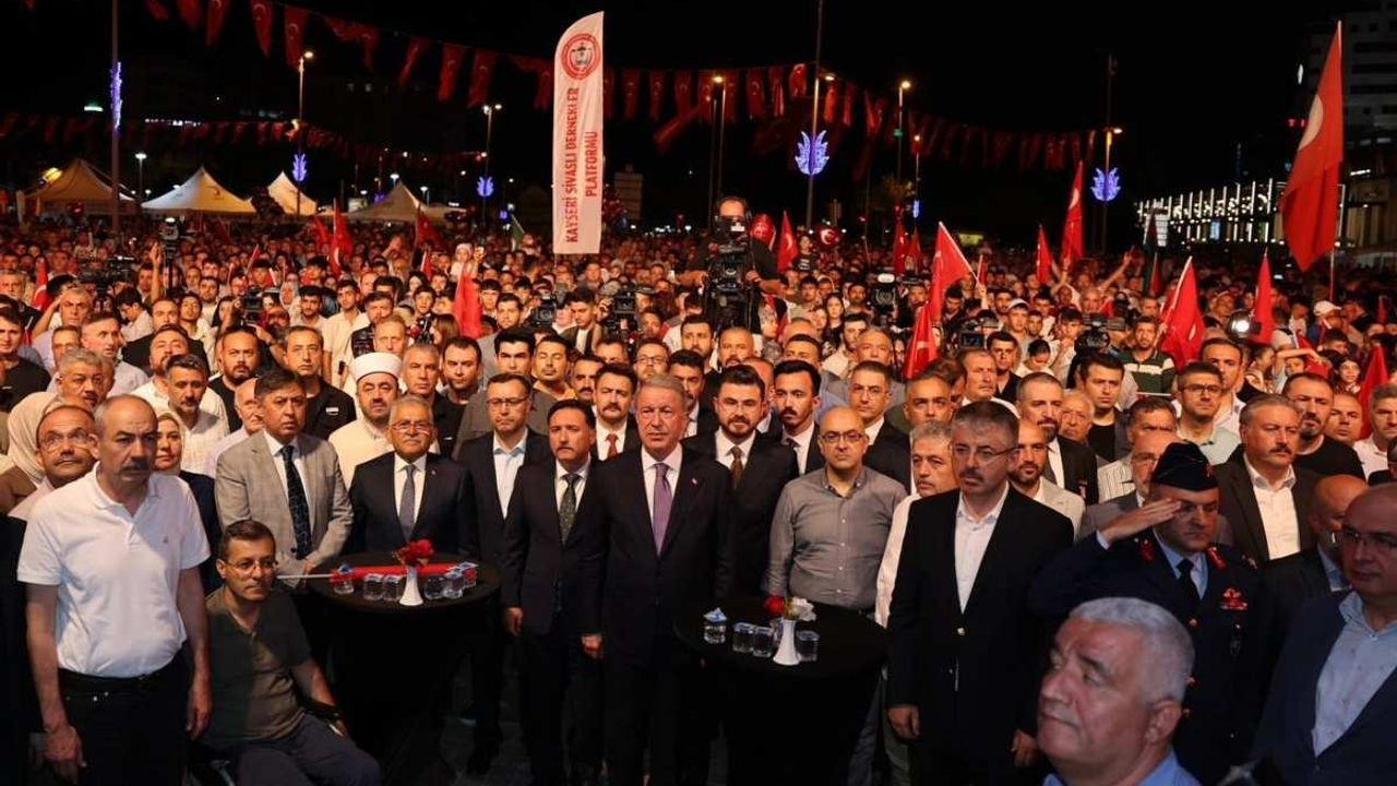 Kayseri'de binlerce kişi Cumhuriyet Meydanı'nda buluştu!