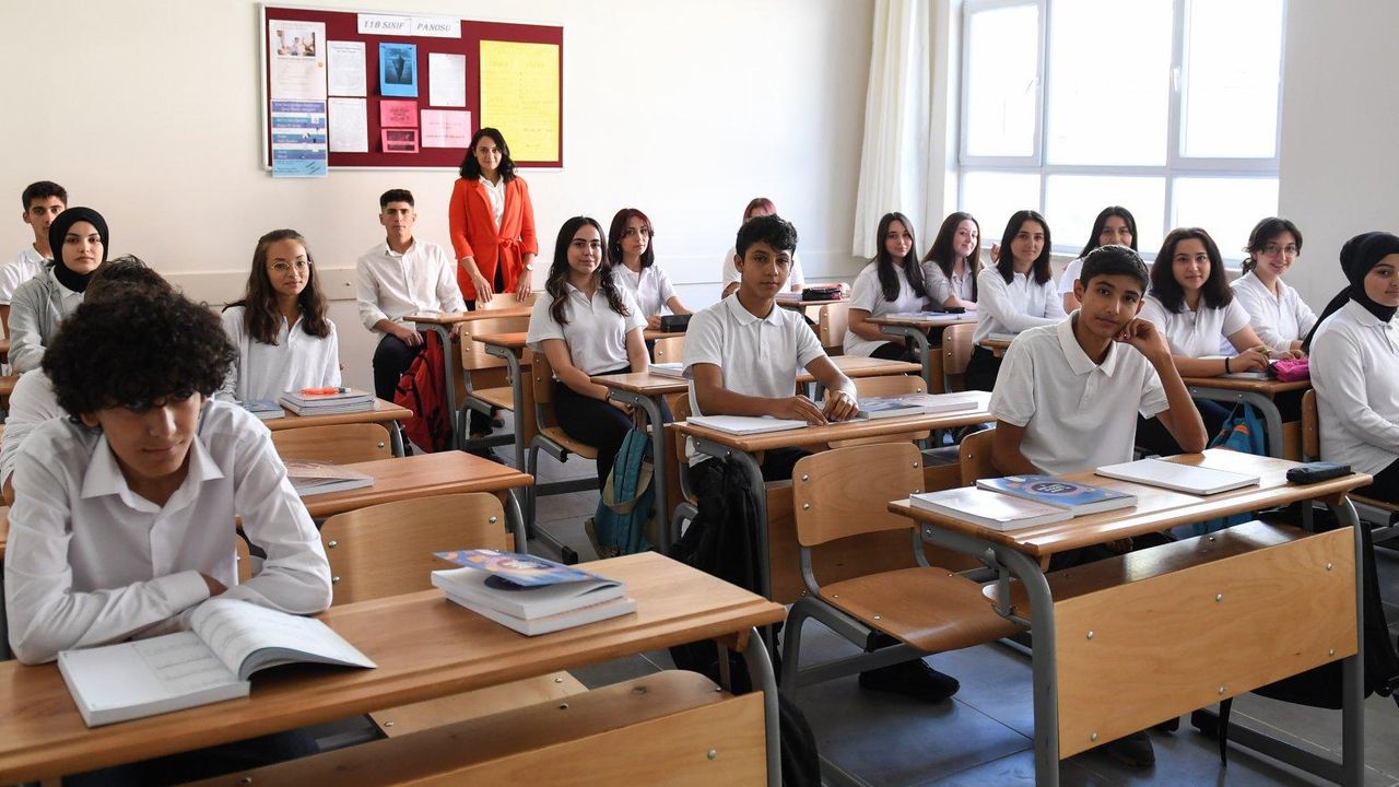 Okul 2 sene kısalıyor mu? Anne babaları ilgilendiren açıklama geldi