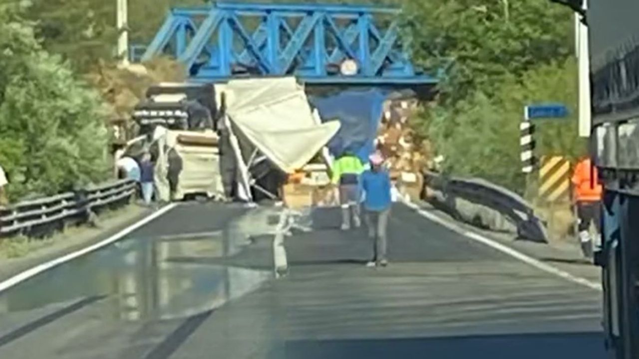 'Nasıl oldu?' dedirten feci kaza: 3 TIR birbirine girdi!