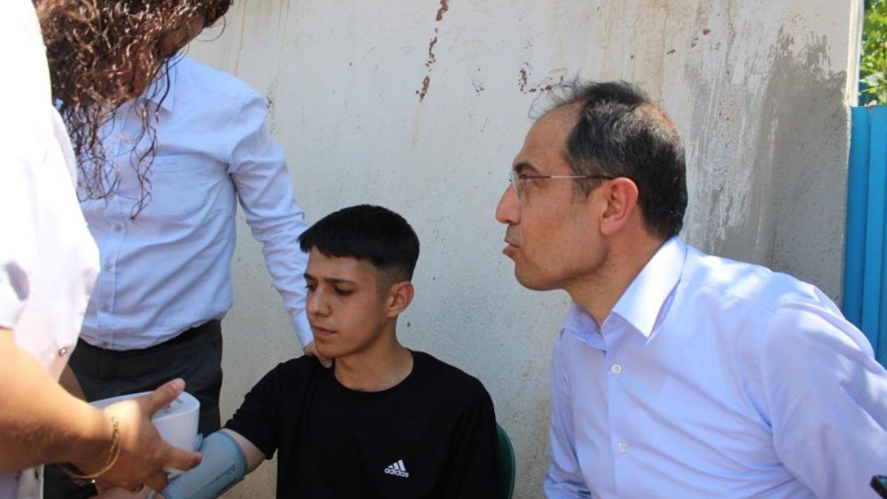 Kayseri’deki açılışta genç bayıldı! Bakın yardımına ilk kimler koştu!